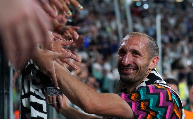 ¡Aplausos!, Chiellini se despidió oficialmente de la Juventus, Dybala lloró