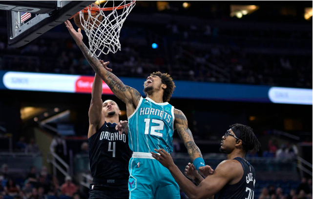 Seven Hornets en cifras dobles 112-105 Magic, poniendo fin a una racha de 8 derrotas consecutivas