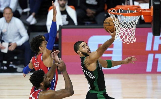 30+14+7! Tatum empató a Russell con una estadística