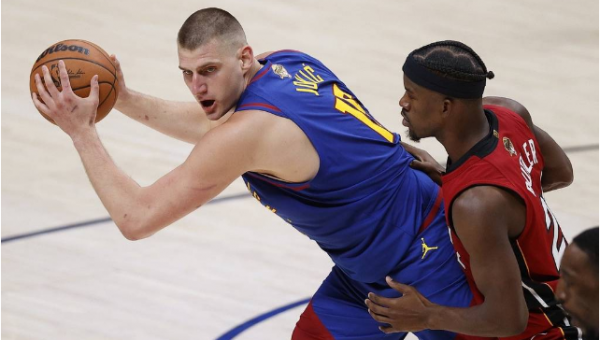 Daily Star-Subestimado Jokic venció al Heat, su primer show fue la final del triple-doble y se convirtió en un show personal